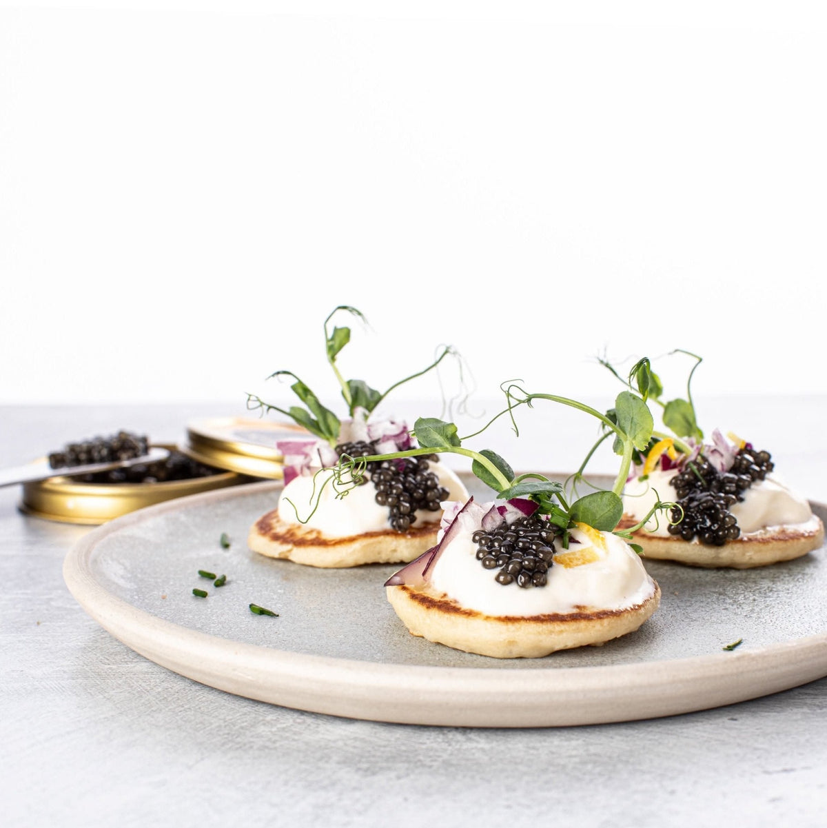 Blinis med Caviar, rødløg og creme fraiche (2 personer) - Kystfisken