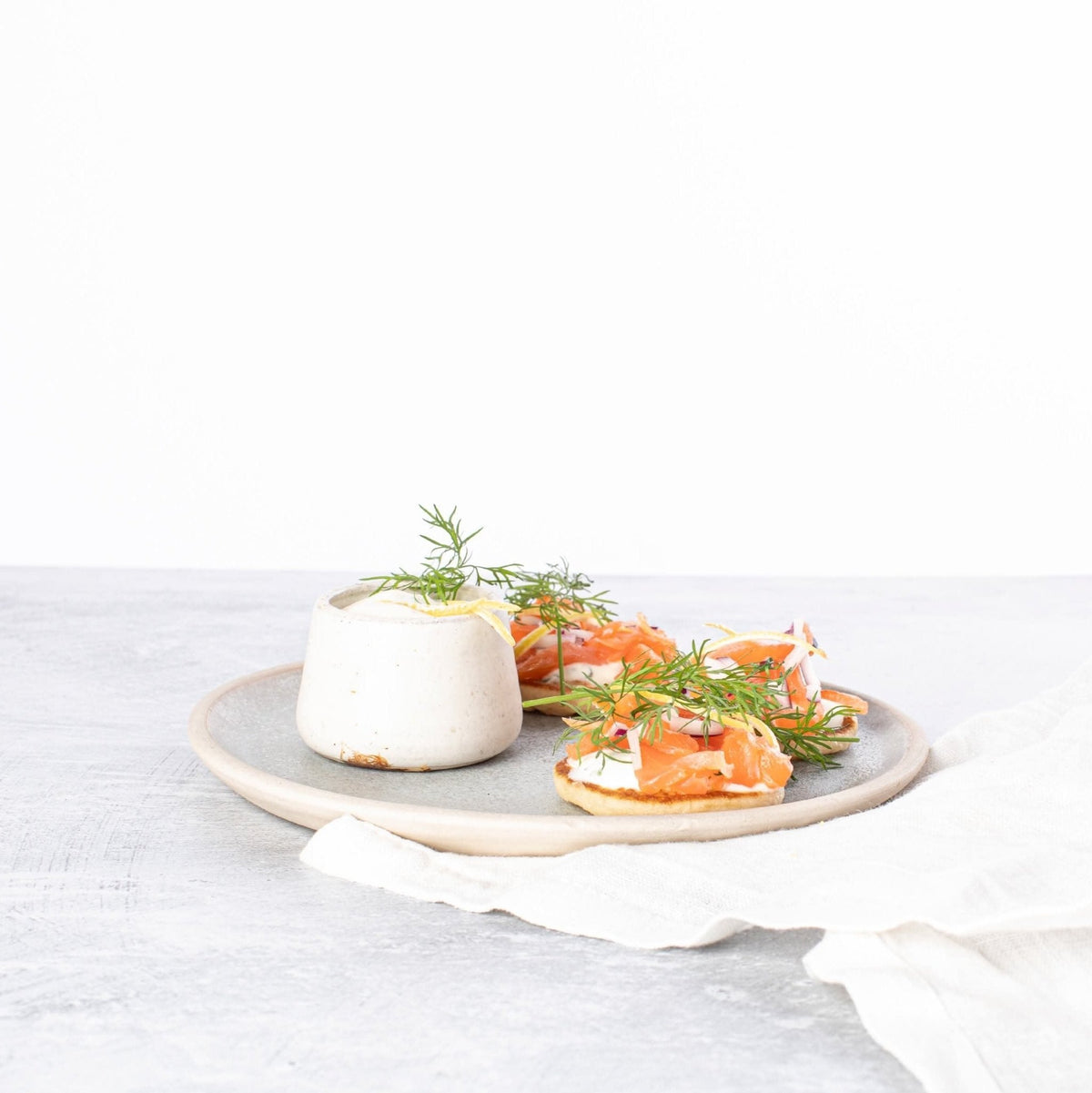 Blinis med røget laks, dild og creme fraiche (2 personer) - Kystfisken