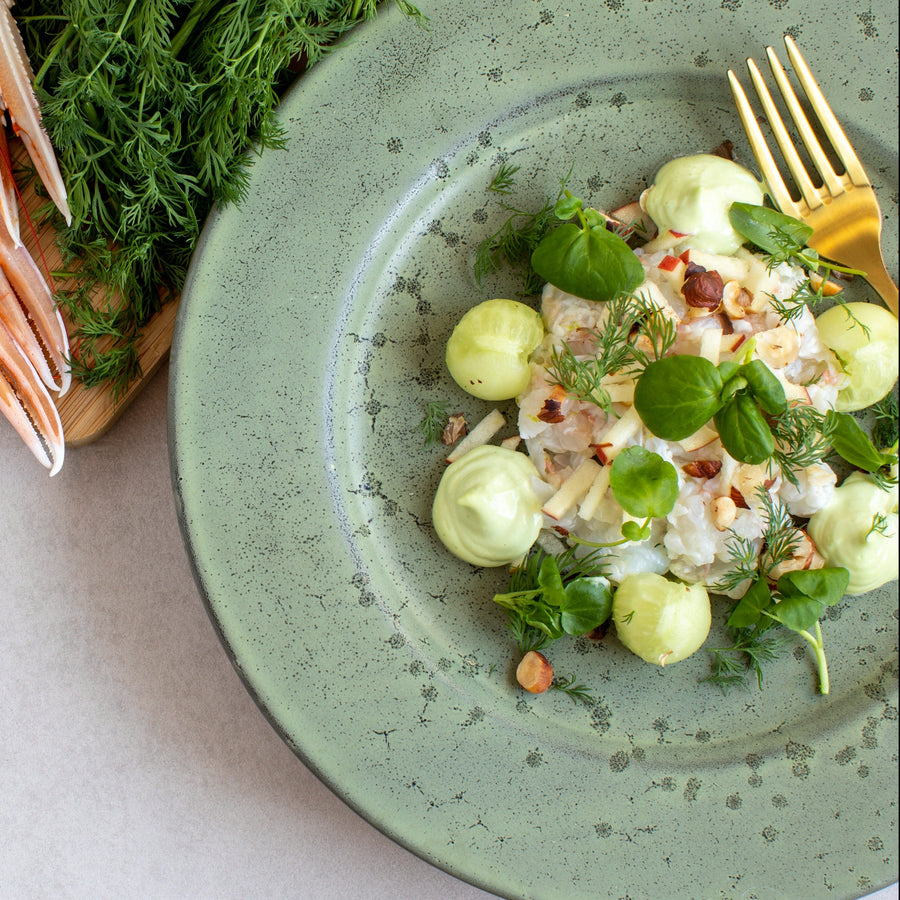 Ceviche af jomfruhummer med dildmayo, agurk og hasselnød