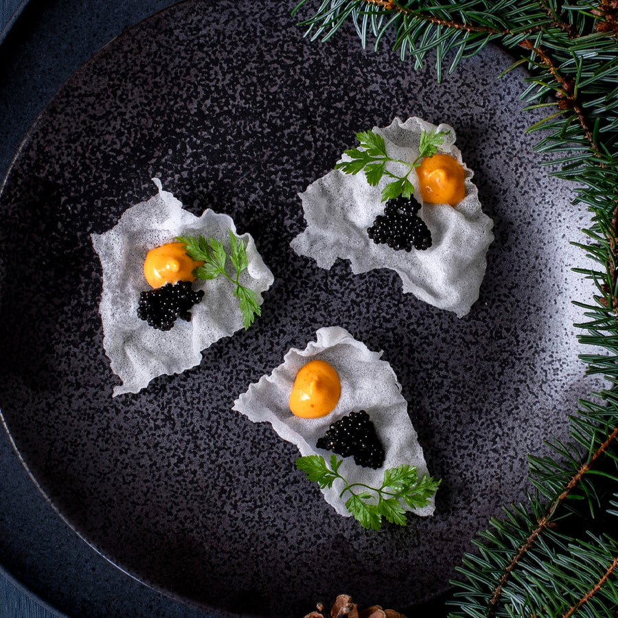 Oscietra caviar på sprøde rejechips med tomatmayo