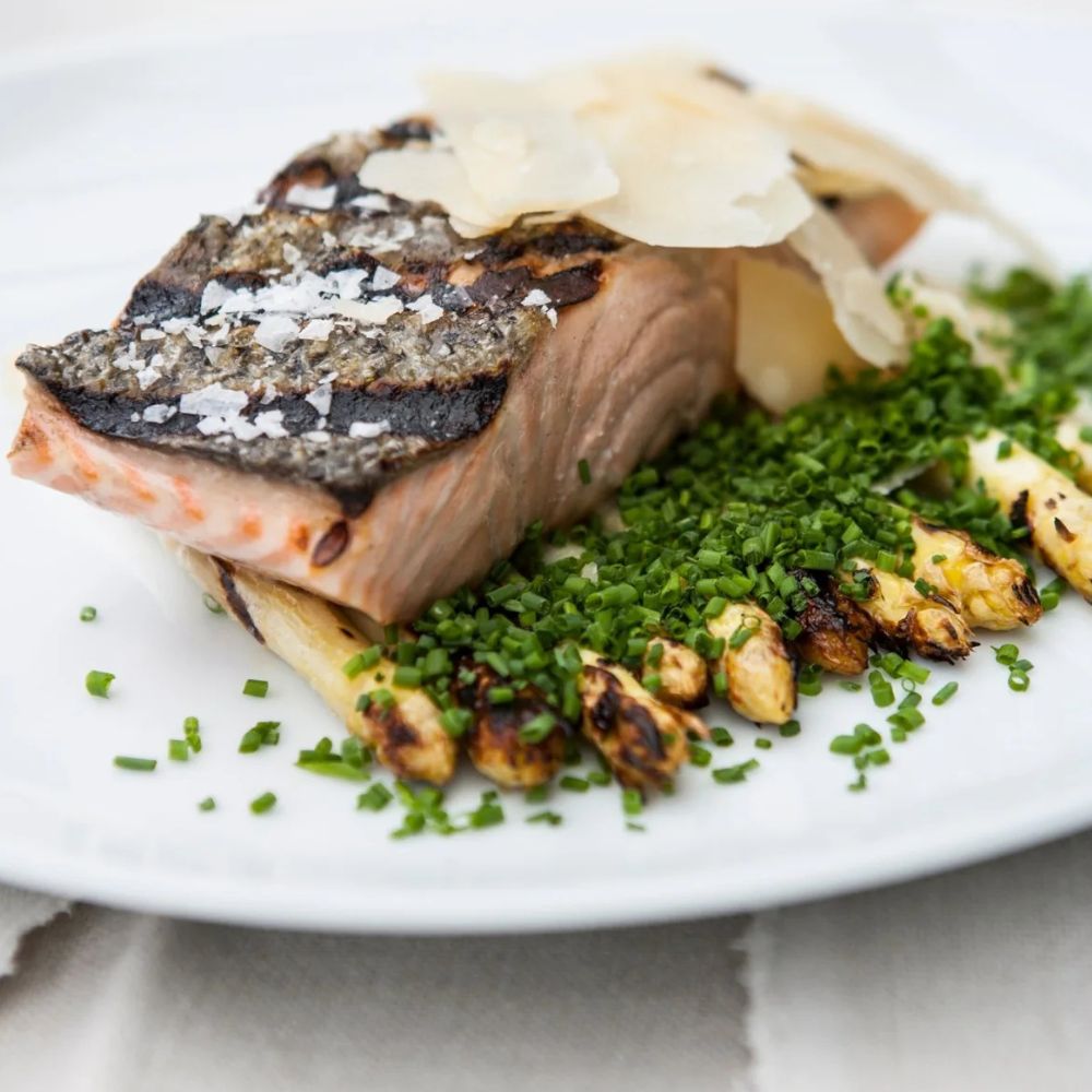 Grillet lakseryg med hvide asparges og parmesan
