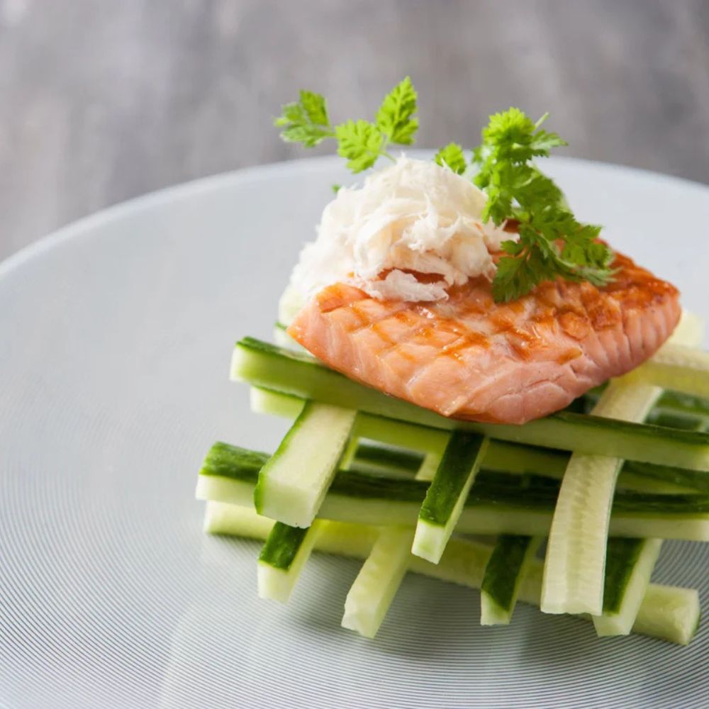 Grillet røget laks med agurk