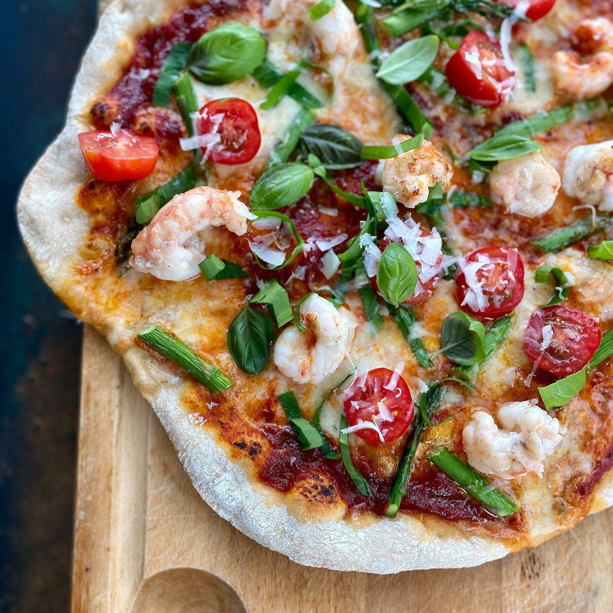 Pizza med jomfruhummer og grønne asparges
