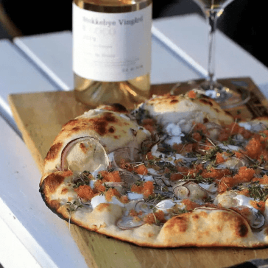 Pizza med stenbiderrogn, rødløg og creme fraiche