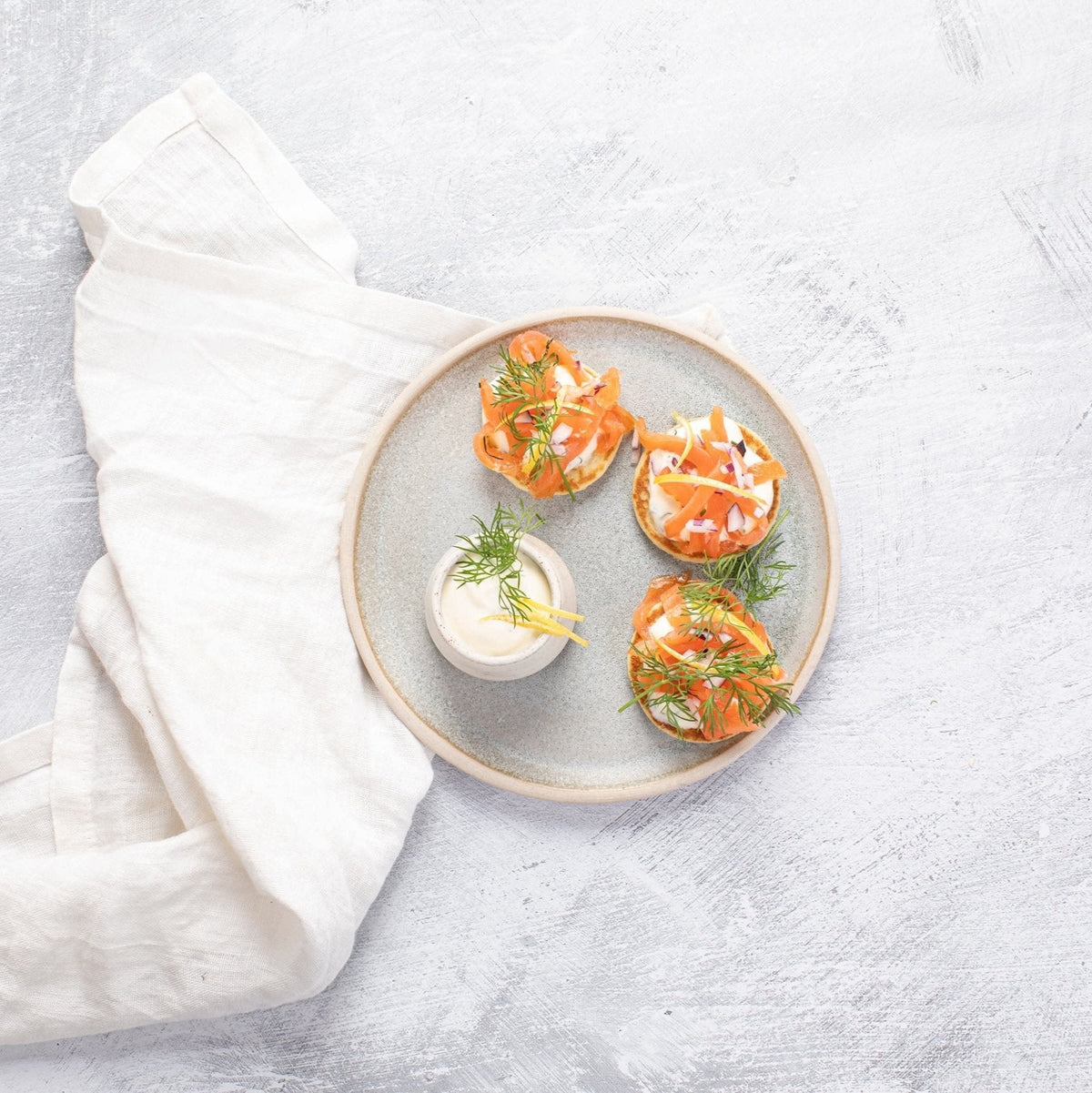 Blinis med røget laks, dild og creme fraiche (2 personer) (Nytår) - Kystfisken